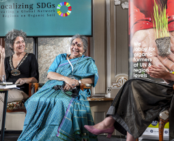 Ana Digon und Prof.Dr. Vandana Shiva auf dem Podium, moderiert vonJosefine Herz.